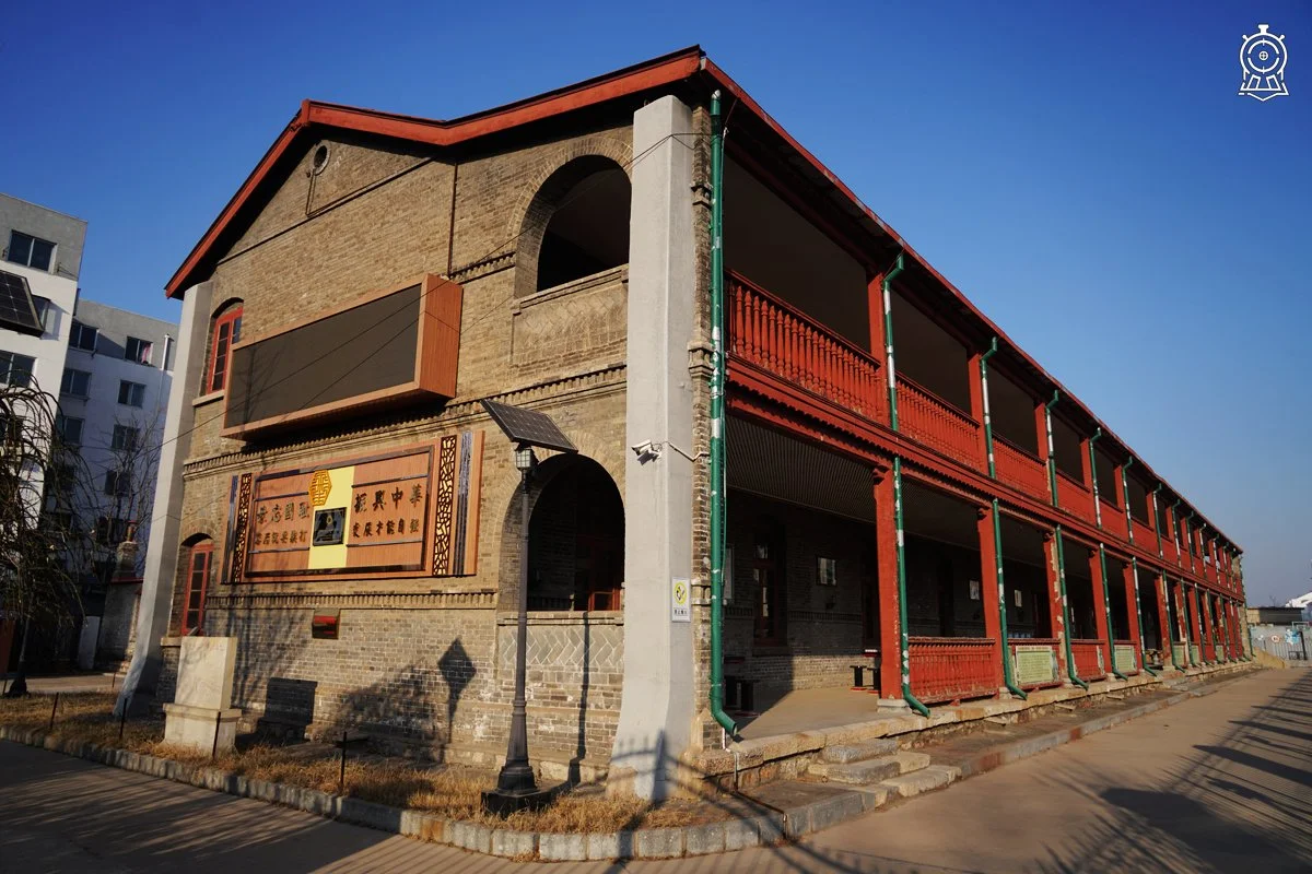 關內外鐵路山海關六國飯店，曾當做扶輪學校，即鐵路小學。建於1902年。