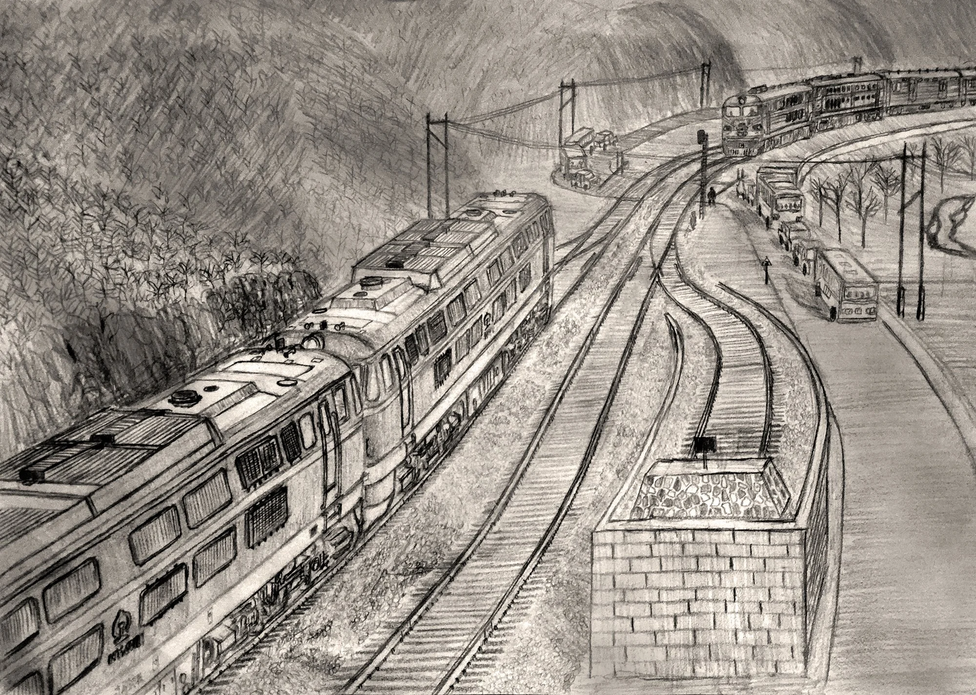 三堡車站南咽喉在1939年線路改造後，坡度曾達到過36.0‰，一度刷新了關溝段的最大坡度，1983年公路、鐵路互換了位置，1987年改造完成後，此處改為33.8‰。在三堡道口撤消前，這裡曾成為遊客拍攝火車的經典場所，圖為上下行列車於站內交會，由南向北望，畫於2015年6月。