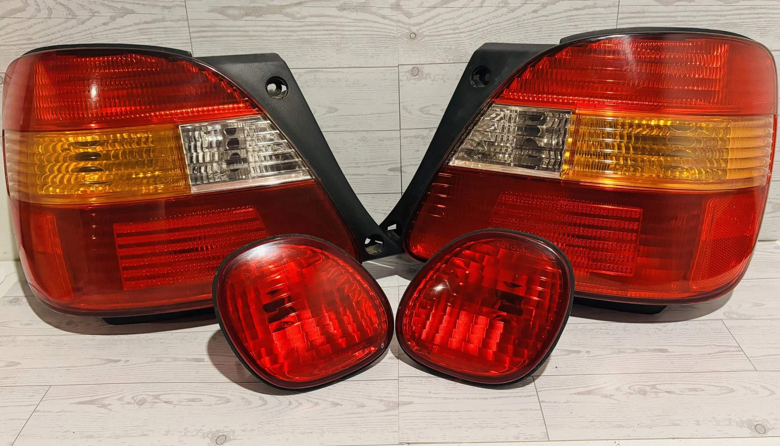98-2000 Toyota Rear Taillight & Reflector Set-OEM Assemblies (Full Set)