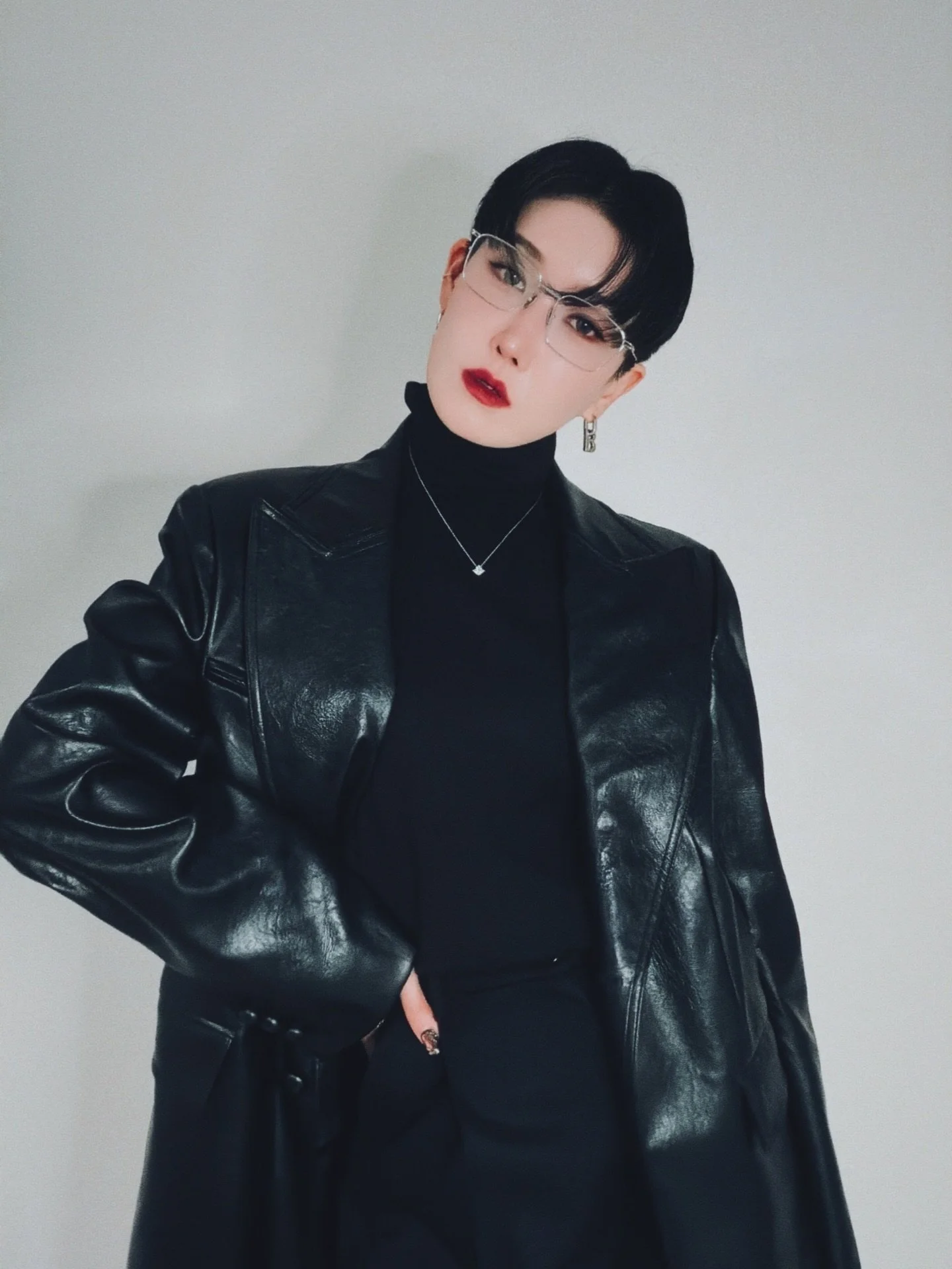 𝗤𝘂𝗮𝗻𝗱𝗼 𝗹𝗮 𝗹𝘂𝗰𝗲 &egrave; 𝗮𝗹 𝘀𝘂𝗼 𝗮𝗽𝗶𝗰𝗲, 𝗰&rsquo;&egrave; 𝗹&rsquo;𝗼𝘀𝗰𝘂𝗿𝗶𝘁&agrave; 𝗽𝗶&ugrave; 𝗽𝗲𝗿𝗳𝗲𝘁𝘁𝗮.
빛이 절정에 달했을 때, 가장 완벽한 어둠이 존재한다.
⠀
⠀
⠀
𝗟&Uacute;𝗖𝗜𝗔 : 𝗡𝗢𝗜𝗥𝗘𝗧
𝗕𝗼𝗿𝗻 𝗳𝗿𝗼𝗺 𝗟𝗶𝗴𝗵𝘁, 𝗗𝗲𝗳𝗶𝗻