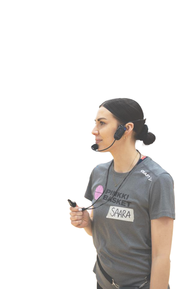 Nainen käyttää headset-mikrofonia ja puseroa, jossa lukee 'Pinkkibasket' ja nimilappu 'Saara'