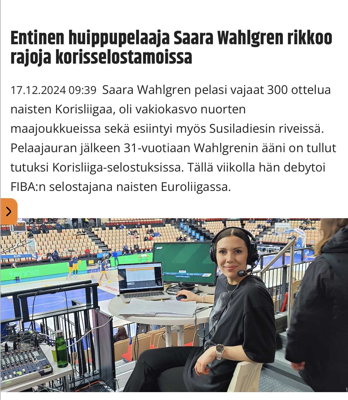 Naisten koripallotapahtuma sisällä hallissa, urheilurata ja penkkejä, useita ihmisiä, kaksi ihmistä lähettyvillä.