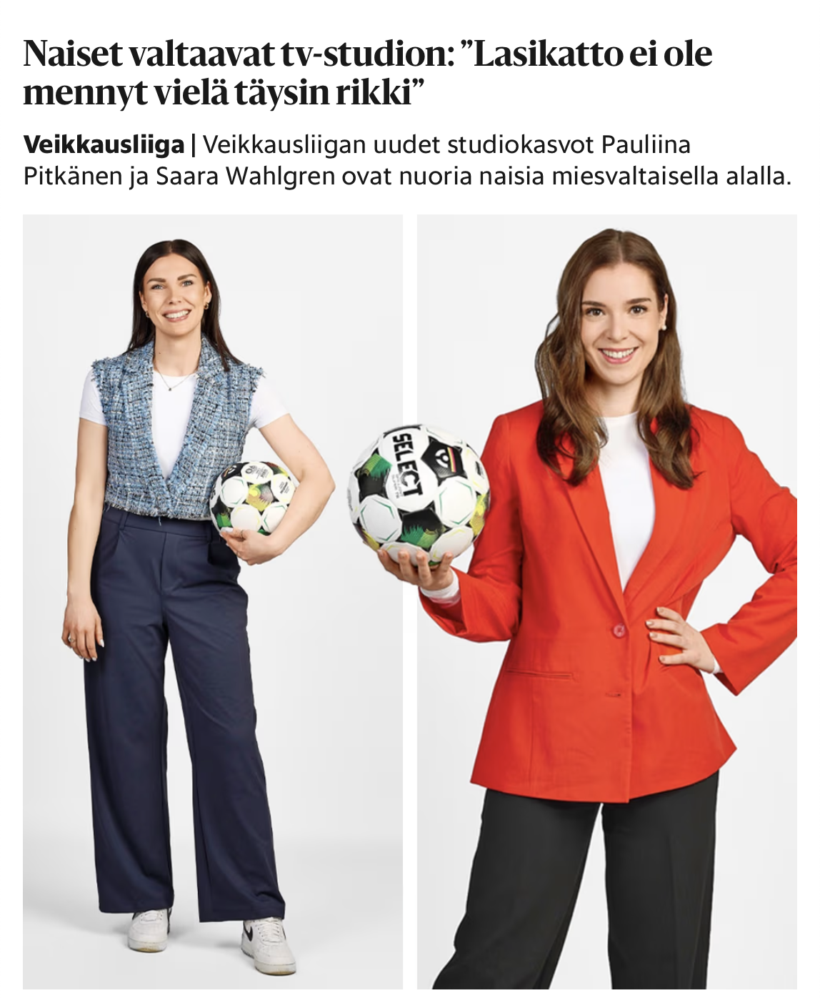 Kaksi nuorta naista, joilla on jalkapalloja, poseeraavat valkoisella taustalla. Vasemmalla nainen puserossa ja sinisissä housuissa, oikealla nainen punaisessa bleiserissään ja mustissa housuissa.