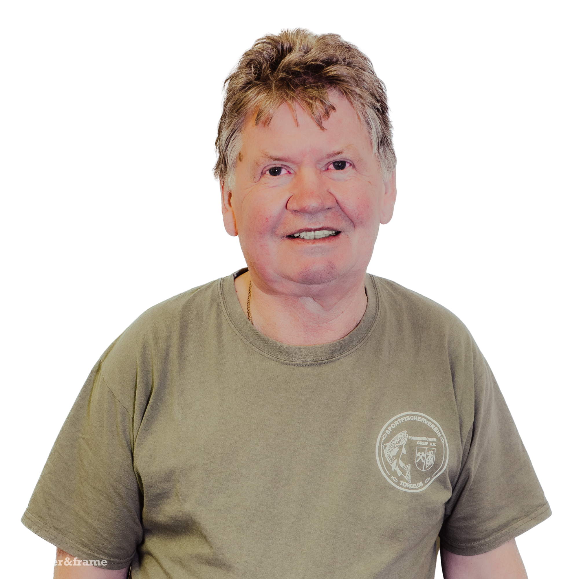 Porträt eines älteren Mannes mit kurzen, unordentlichen grauen und braunen Haaren, hellem Hauttyp, trägt ein grünes T-Shirt mit einem Logo auf der linken Seite.