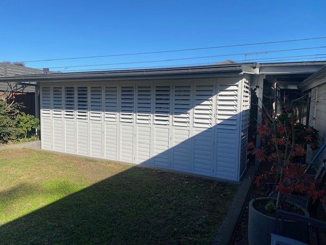 Bi-Fold Shutters in White - Standard Shutters with visibe tilt bars.