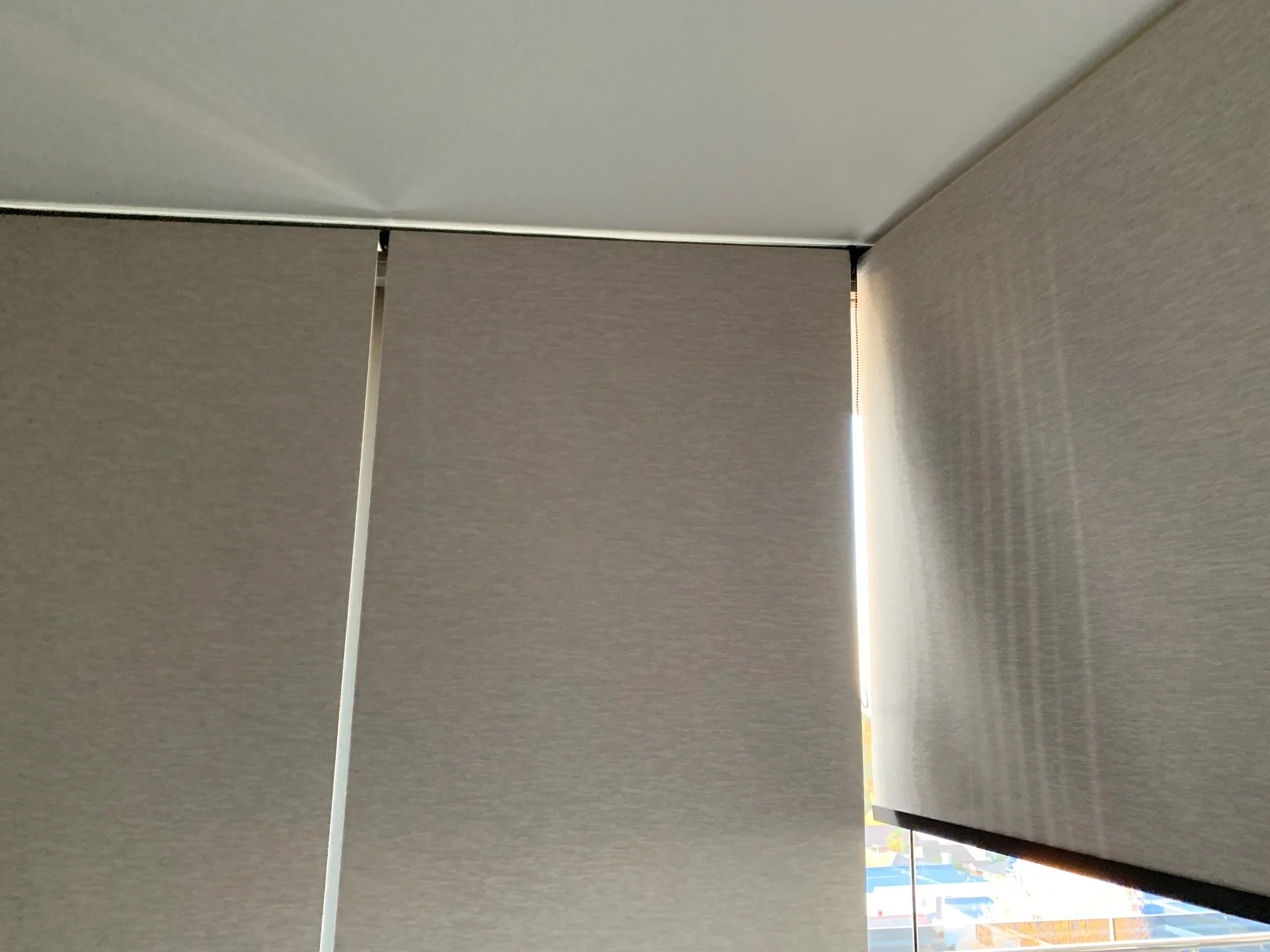 Butting Roller Blinds with Minimal Gaps