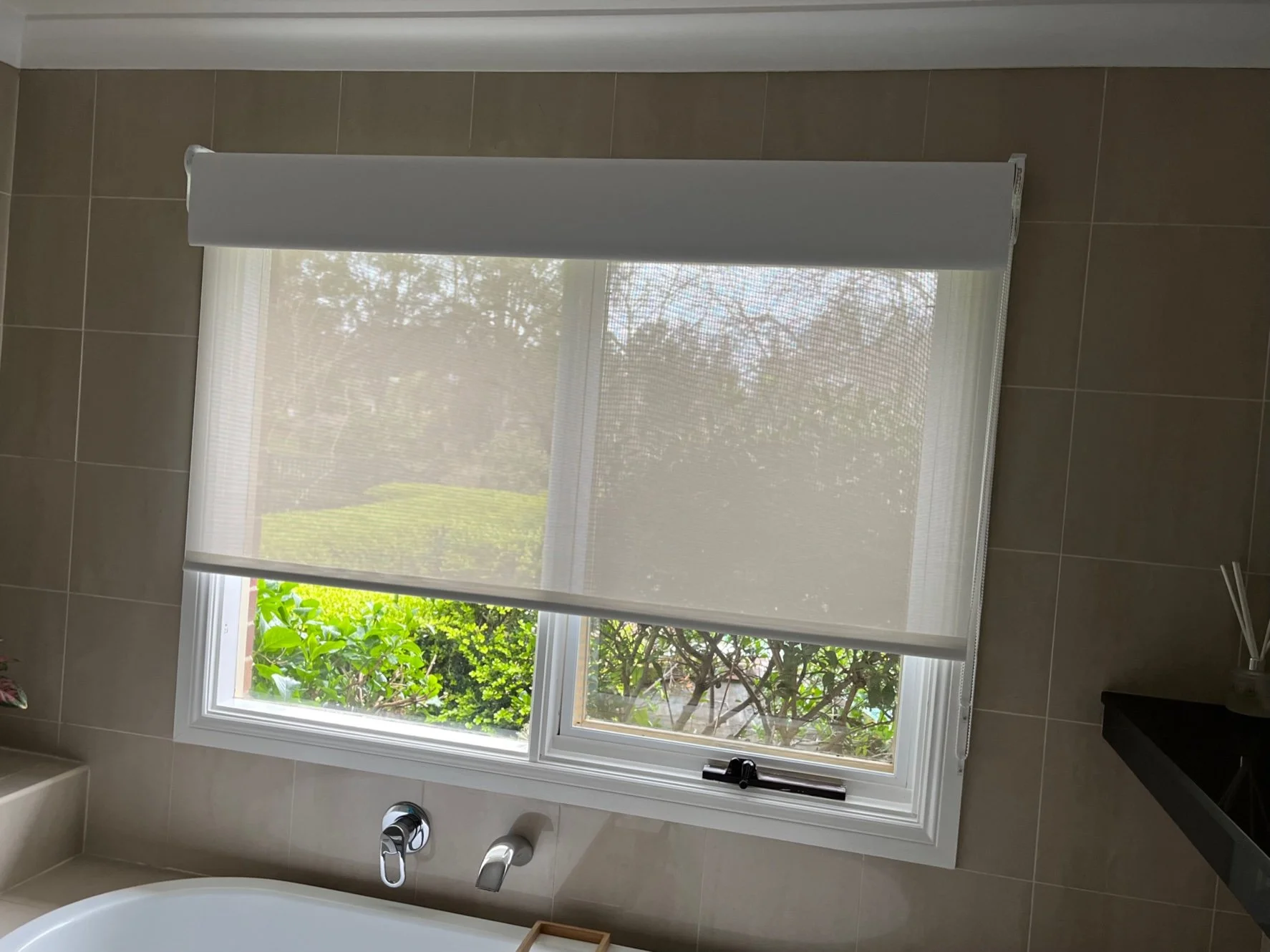 oft look and daytime privacy with sheer Sunscreen Roller Blinds