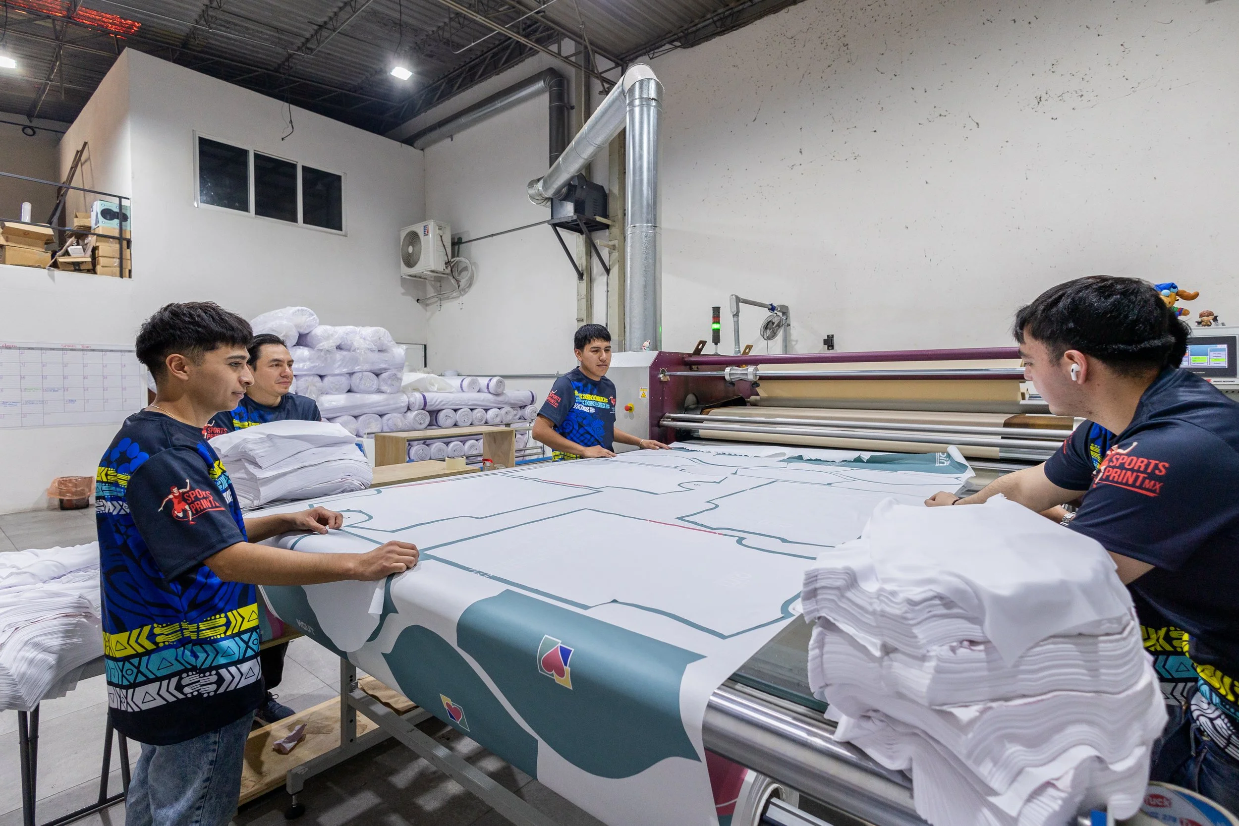 Equipo de impresión y corte de Sports Print Mx.