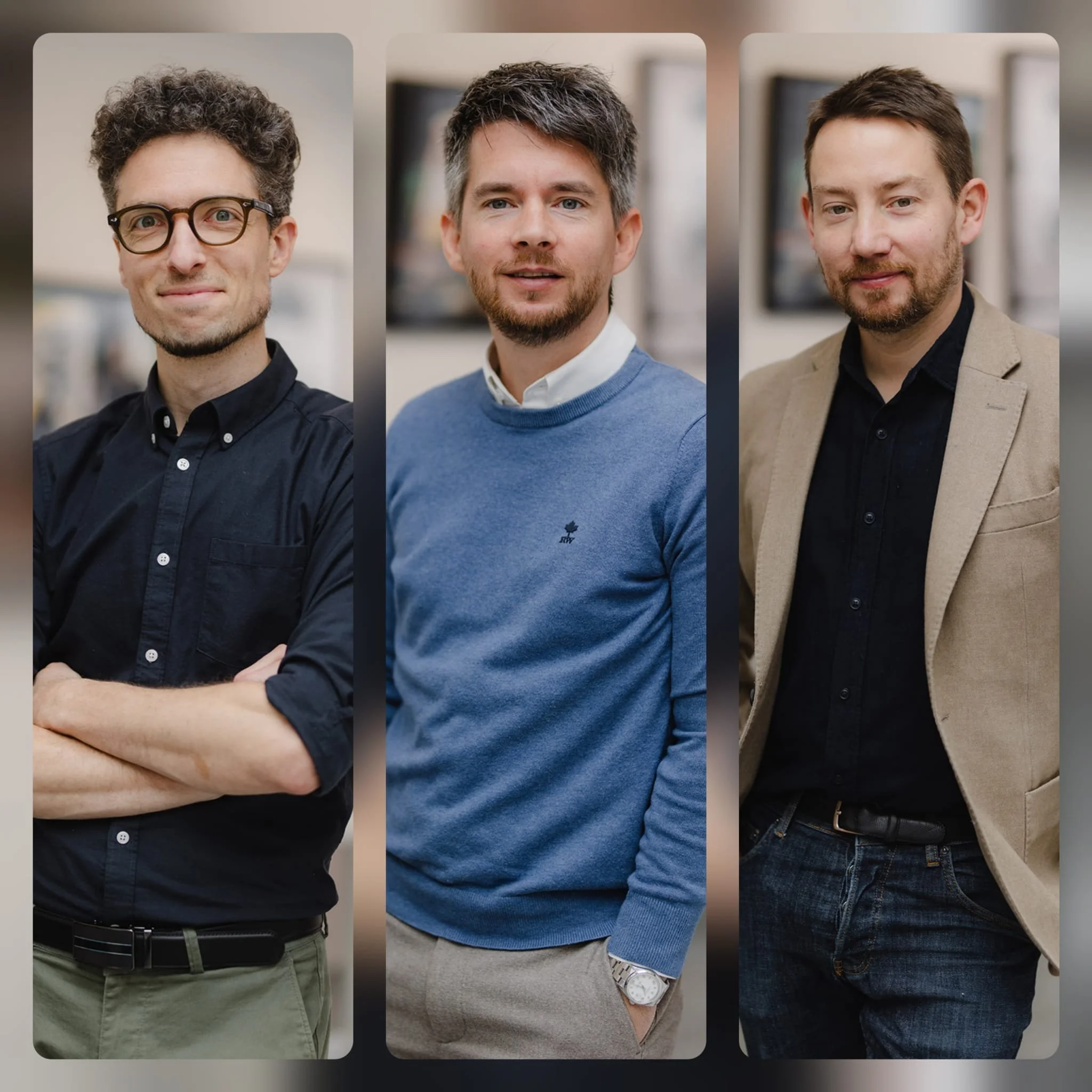 Trois hommes debout côte à côte, portant des vêtements décontractés, dans un environnement urbain.