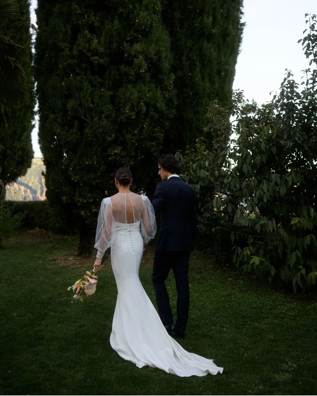 Elegant wedding ceremony in Italy surrounded by beautiful landscape