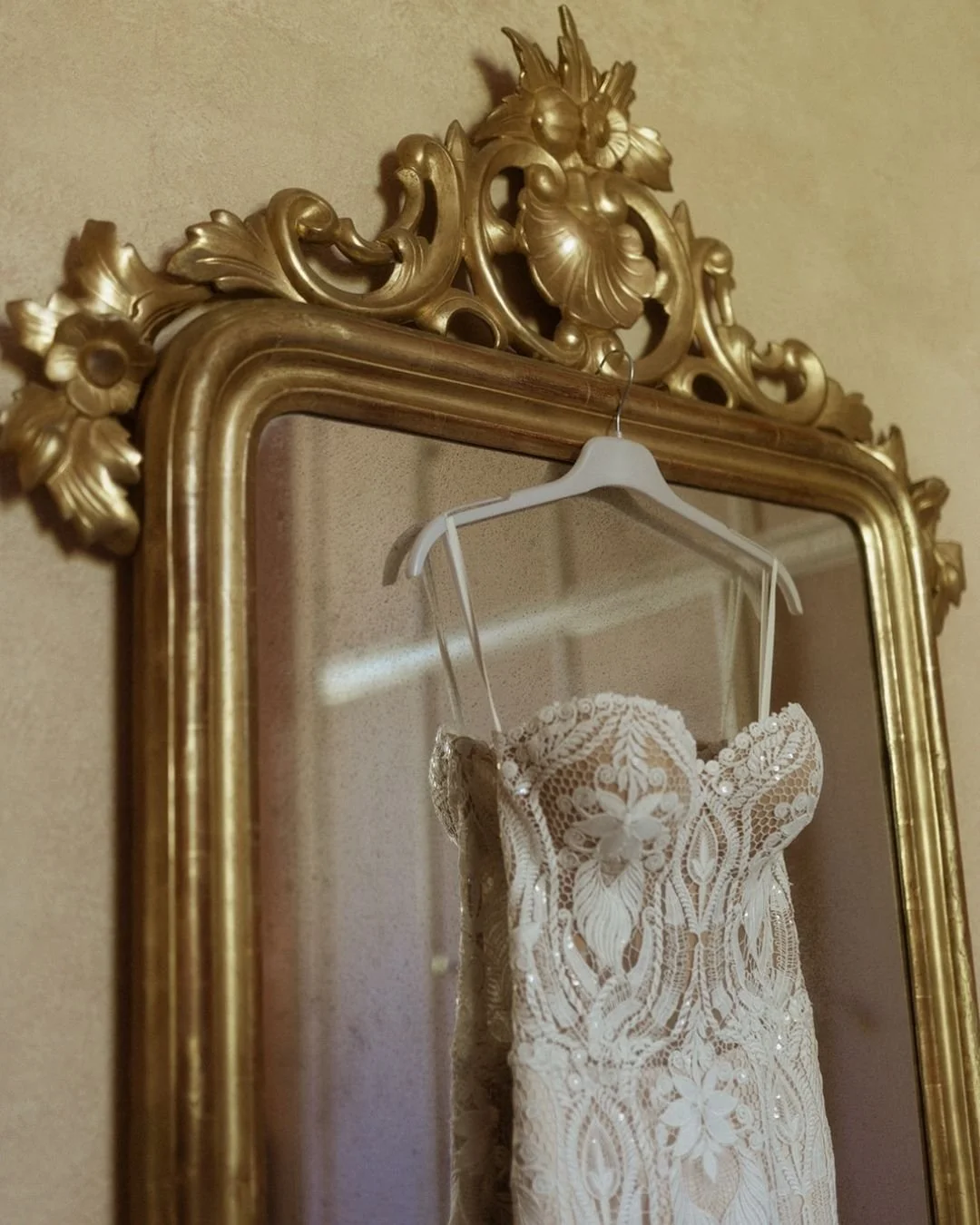 Exclusive wedding ceremony in Italian villa with refined styling