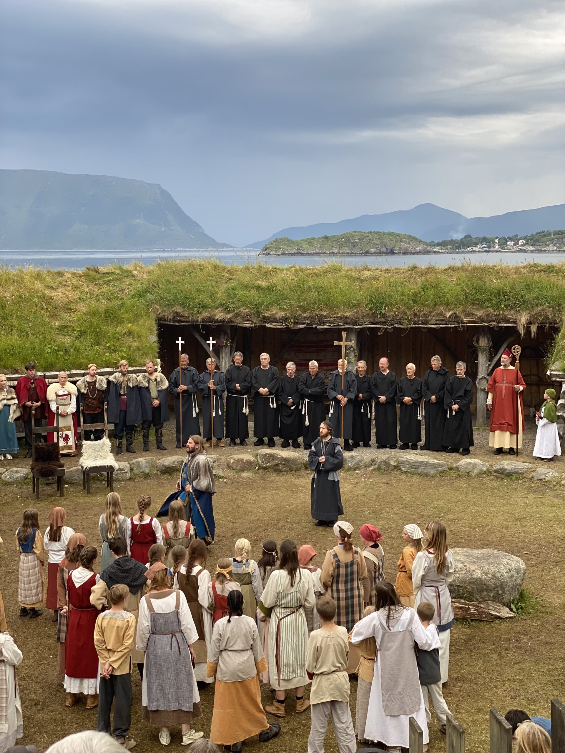 Scene frå Amfiet, med konge, prest og kor