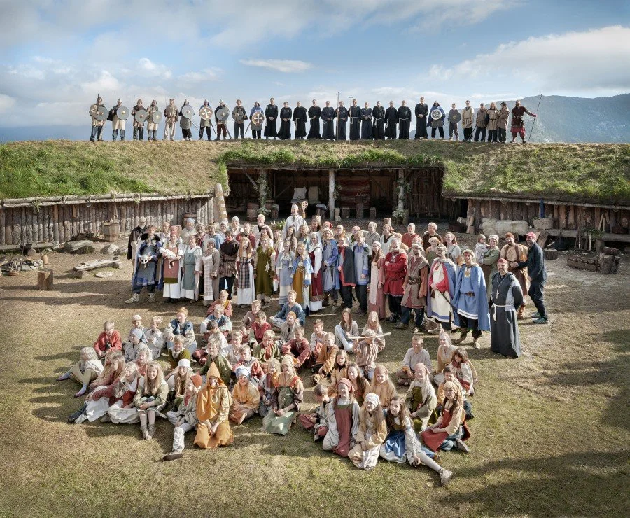 Skodespelarar og statistar oppstilt i Amfiet