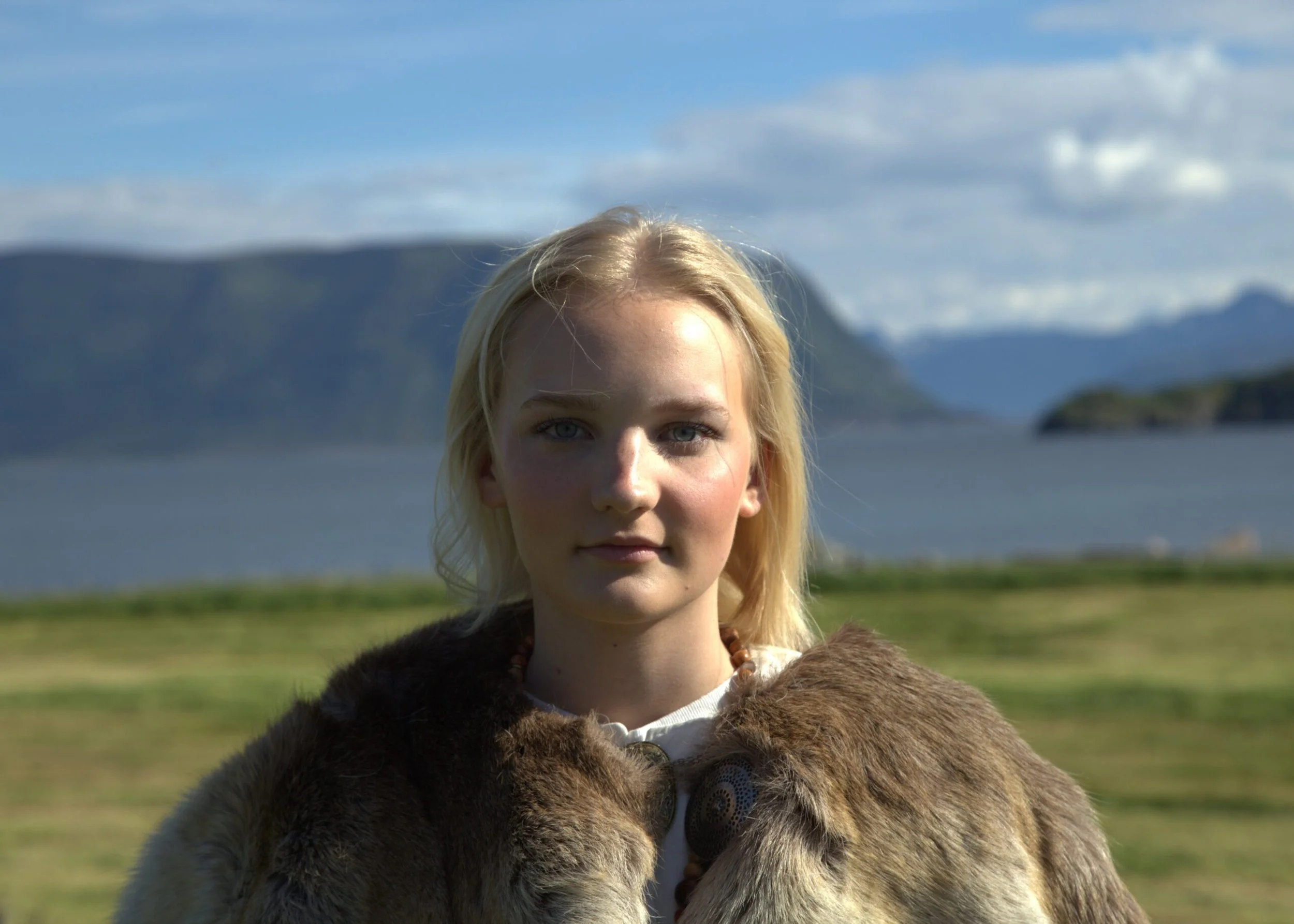 Tora med fjell og fjord i bakgrunn