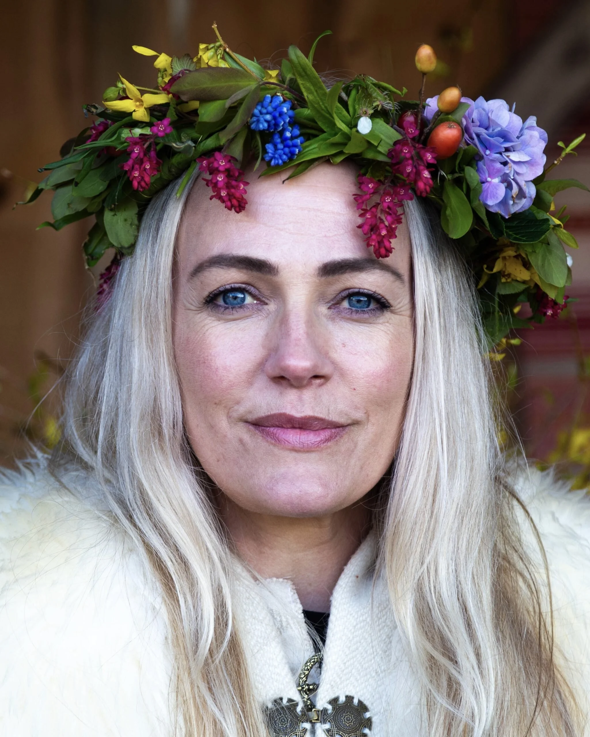 Ragnhild med blomekrans kring hovudet