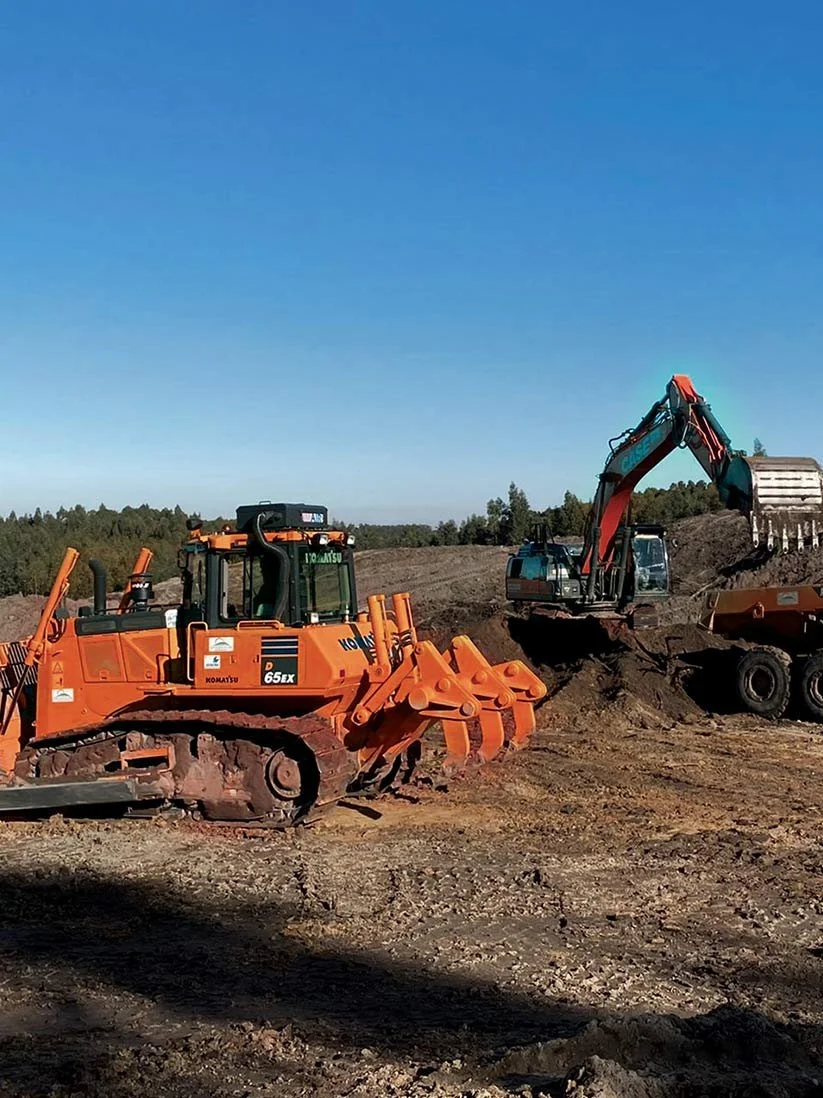 Máquina de escavação em um canteiro de obras em um terreno de terra ao ar livre.
