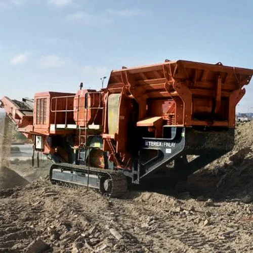 Transportadora de brita em uma área de construção.