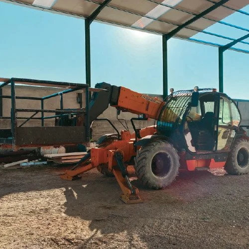 Veículo de transporte de cargas em uma estrutura coberta ao ar livre.