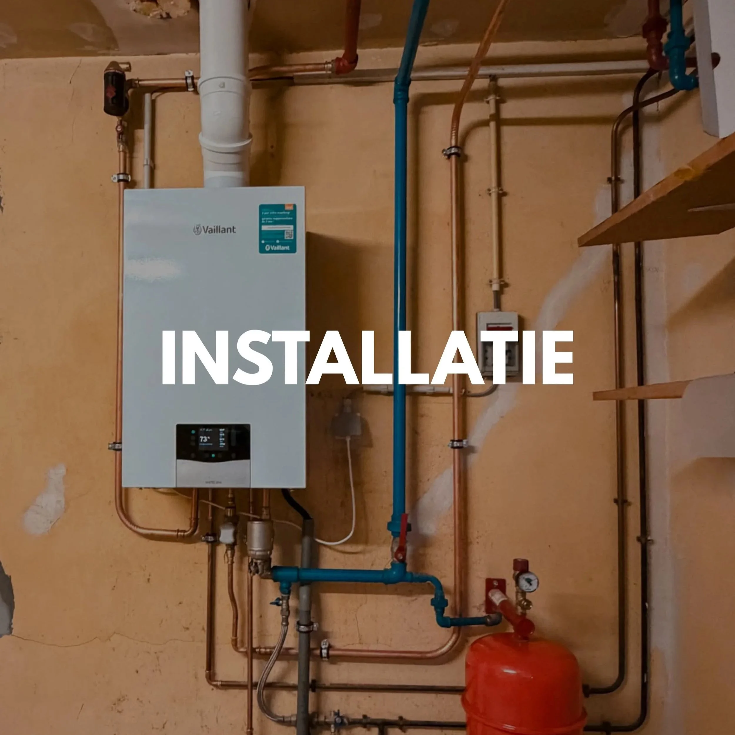 Installatie van een CV-ketel met leidingen en thermostaat