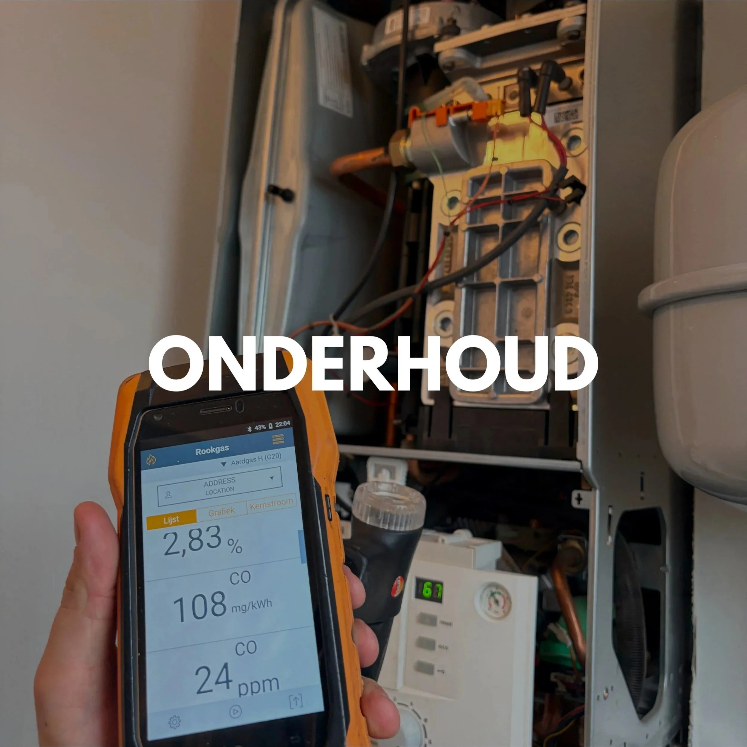 Mensen controleert koolmonoxideniveau met een meetapparaat in een verwarmingsketel.