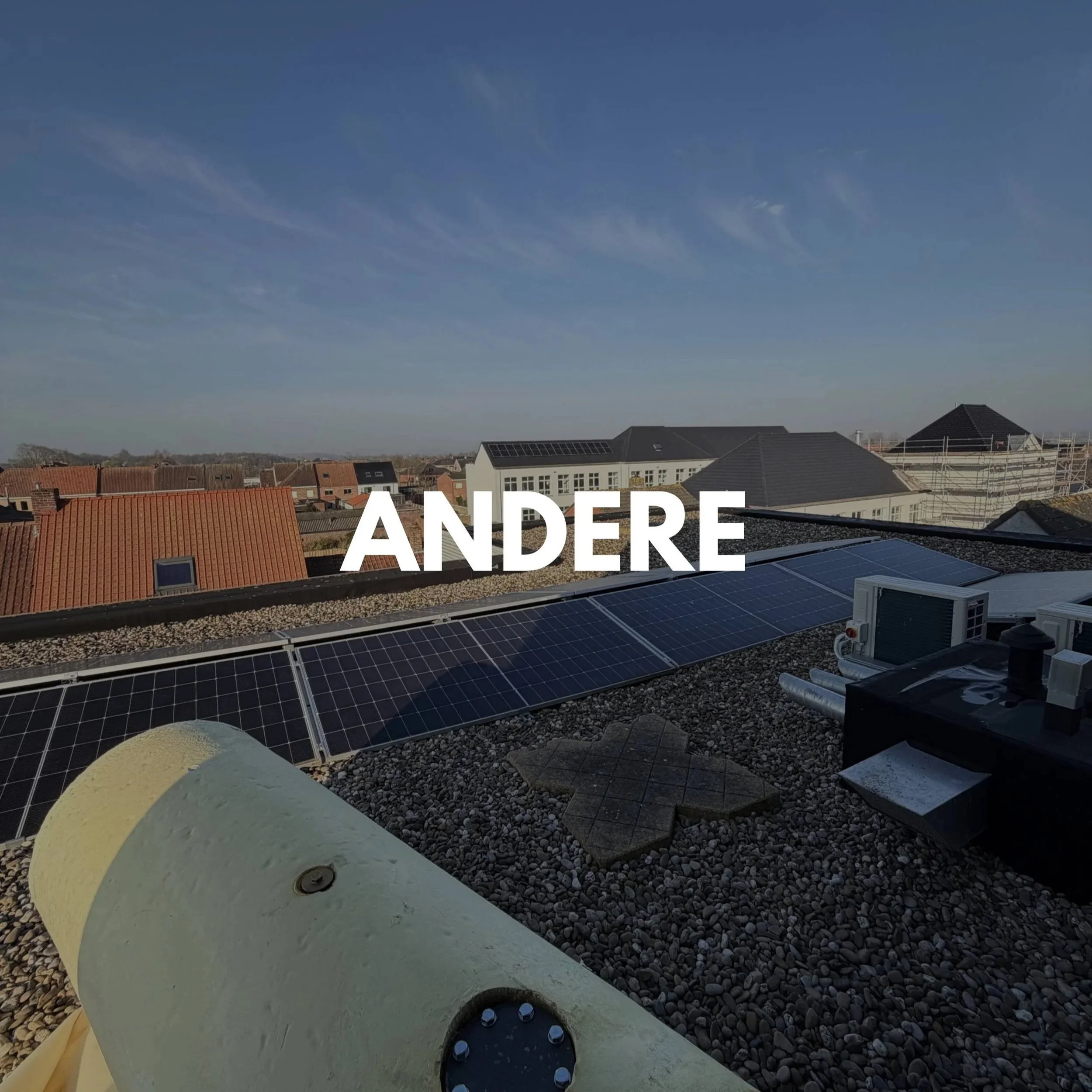 Dakterras met zonnepanelen en uitzicht op een woonwijk onder een blauwe hemel, met het woord 'ANDERE' in wit in het midden.