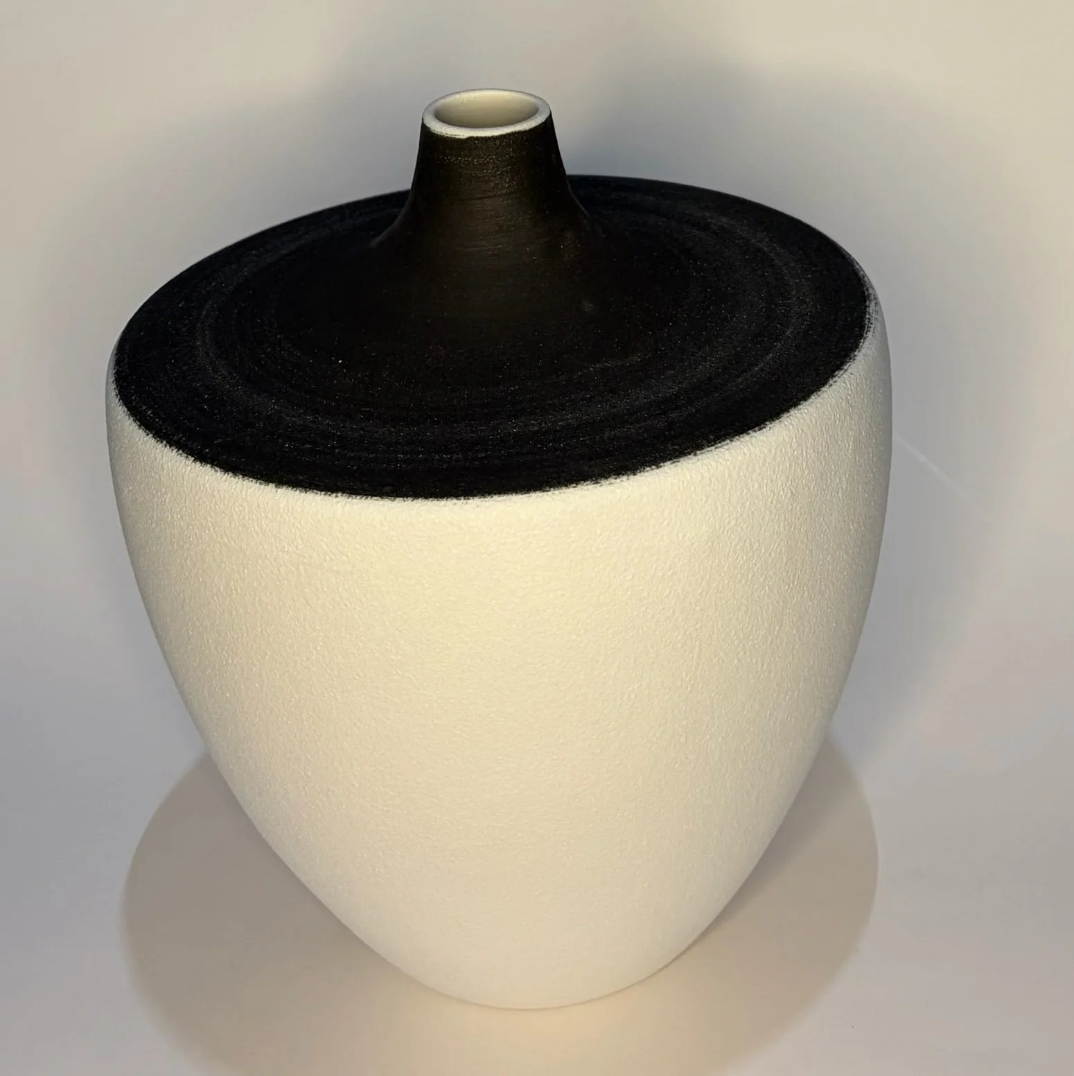 104-texture white vase withe balck top.jpeg
