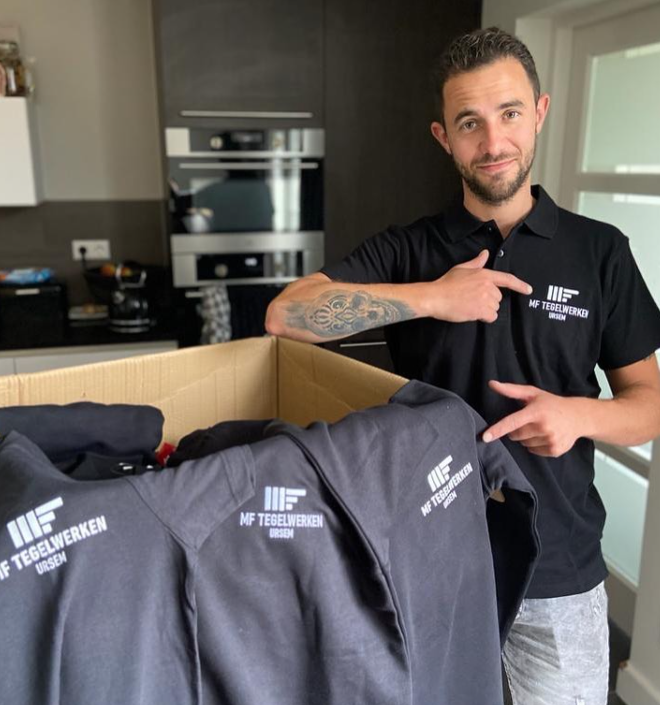 Moreno Fa MF Tegelwerken met bedrijfskleding