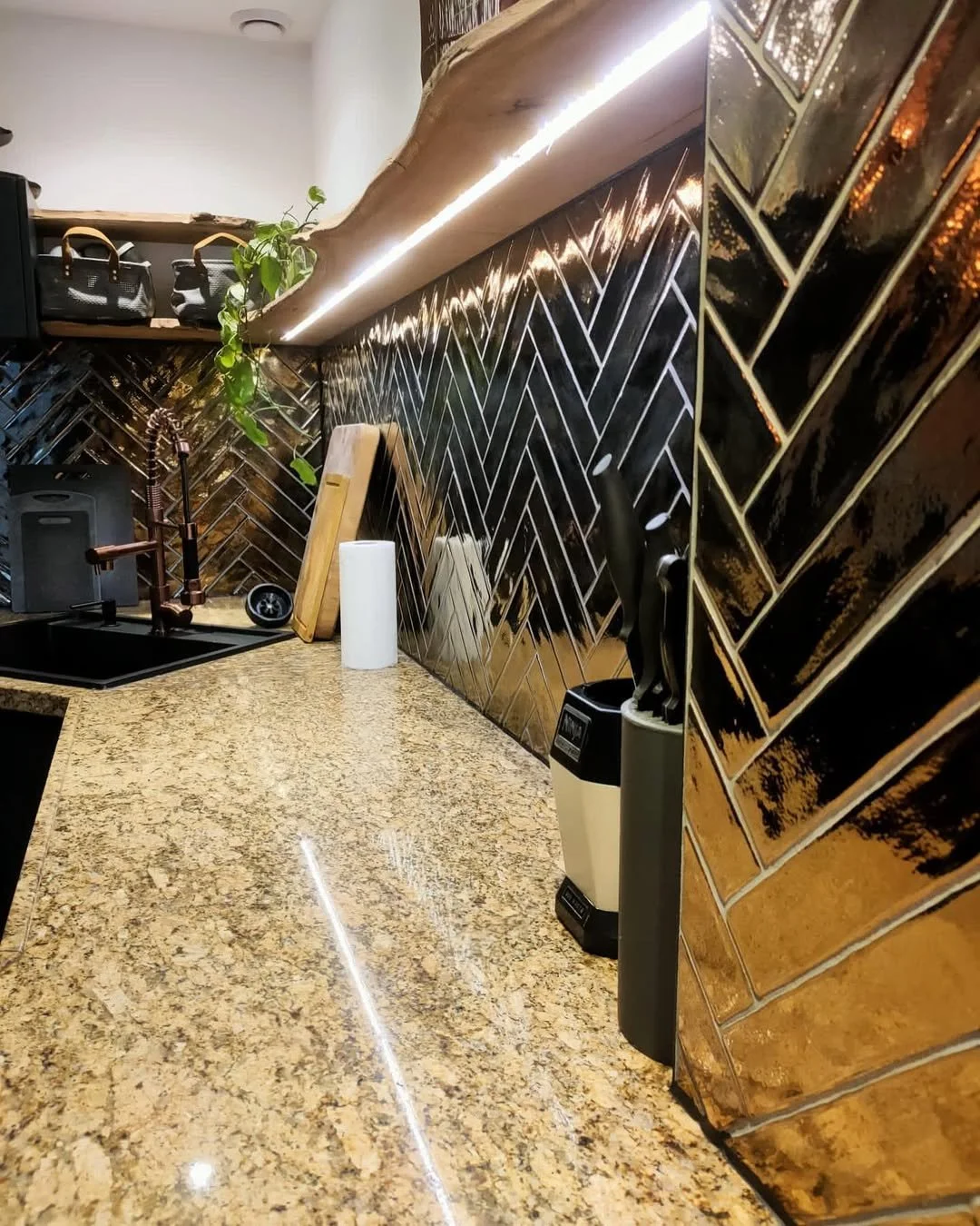 Goud visgraat tegelwerk Zwaag