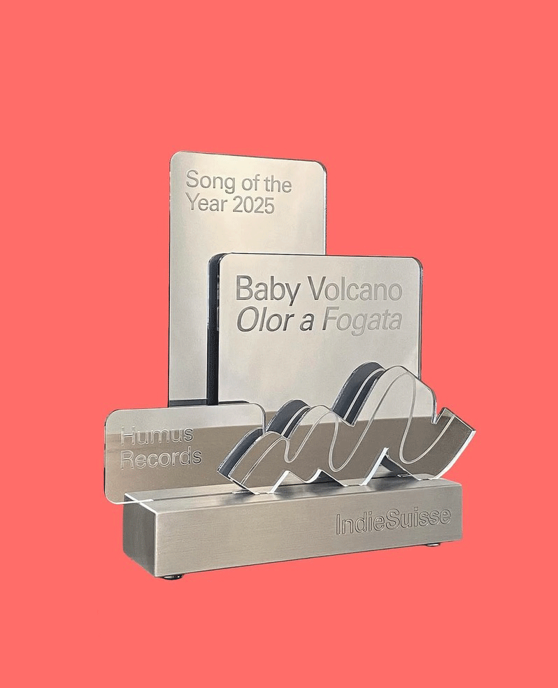 Lasergravierte Trophäe aus Metall und Acryl für Song of the Year 2025 von IndieSuisse und Humus Records