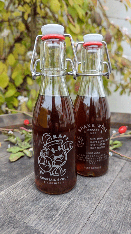 Bügelflaschen mit lasergravierter Kafi Luz Illustration und Cocktail Syrup Anleitung