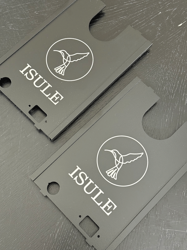 Lasergravierte Rückplatten für Kaffeemühlen mit ISULE Kolibri Logo auf schwarzem Metall