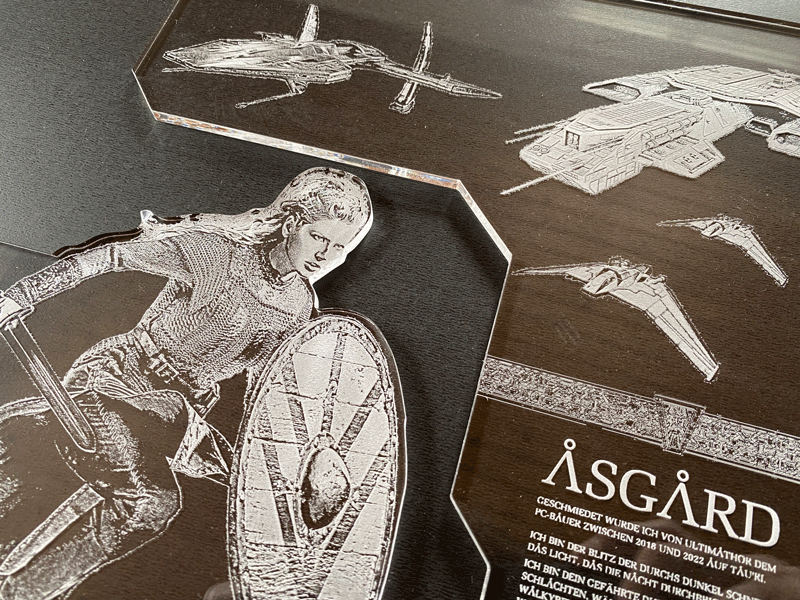 Detailaufnahme einer lasergravierten Schildmaid mit Wikingerschiff auf Acrylglas
