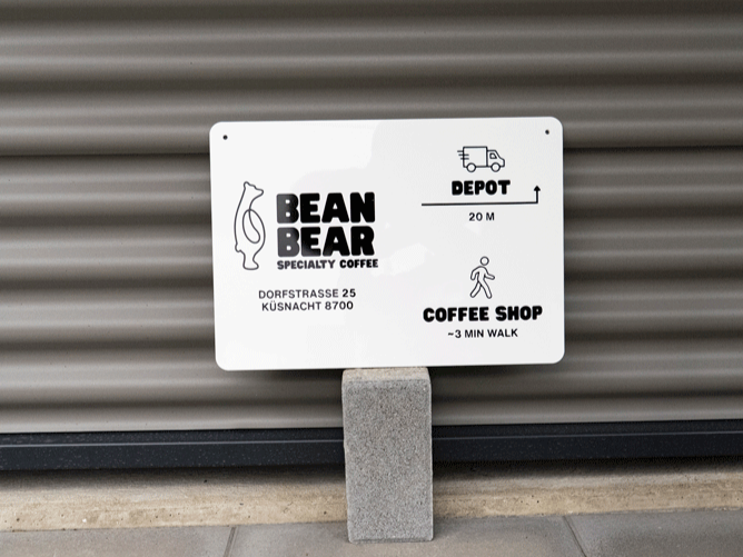 Lasergraviertes Wegweiser Schild für Bean Bear Specialty Coffee in Küsnacht mit Depot und Coffee Shop Richtungsangaben