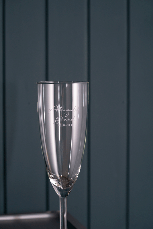 Sektglas mit lasergravierten Namen und Hochzeitsdatum, personalisiertes Hochzeitsgeschenk