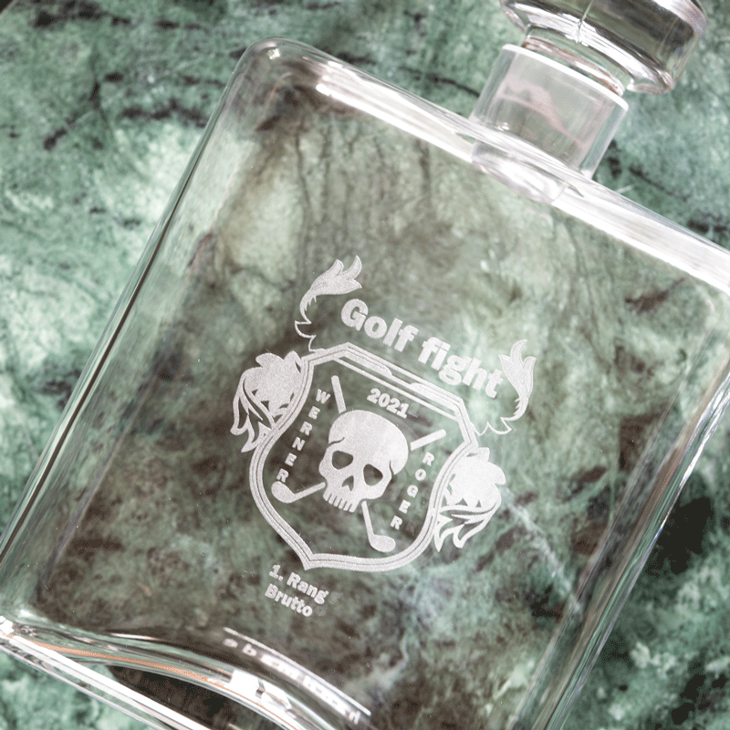 Glasflasche mit lasergraviertem Golf Fight Wappen und Totenkopf als Turnierpreis