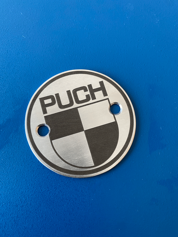 Lasergraviertes Puch Emblem aus Metall