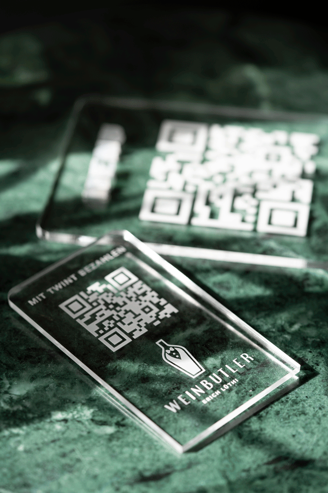Lasergravierte QR Code Aufsteller aus Acrylglas für Twint Zahlung bei Weinbutler