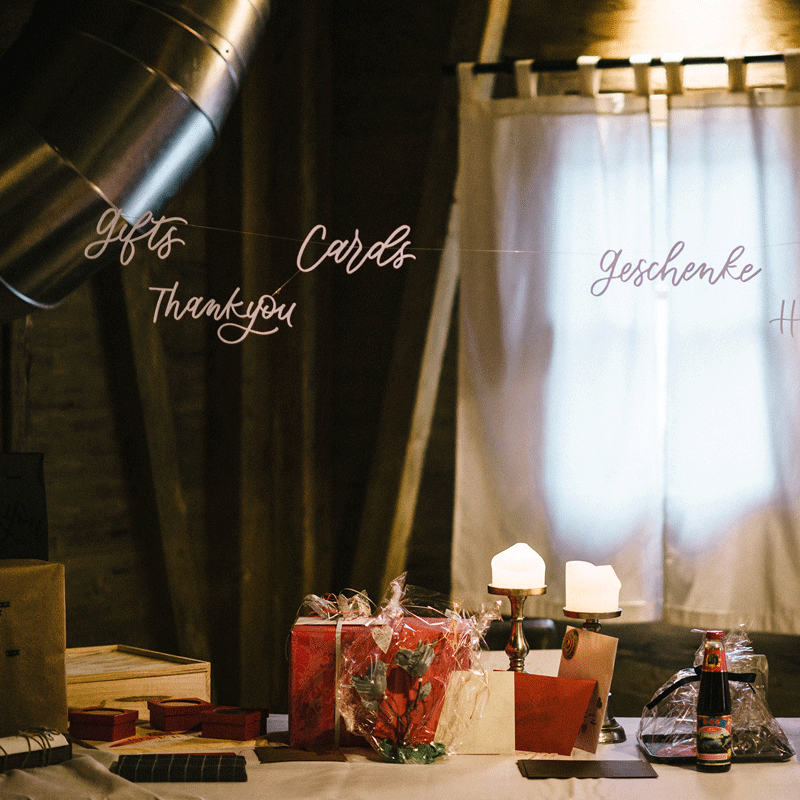 Lasergeschnittene Schriftzüge Gifts, Cards, Geschenke und Thank you über dem Geschenketisch einer Hochzeit