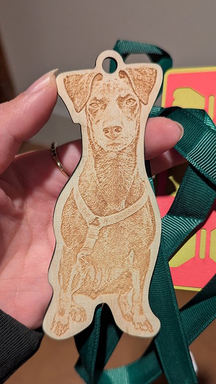 Personalisierter Holzanhänger mit lasergravierter Fotogravur eines Hundes, konturgeschnitten von IRIX Design