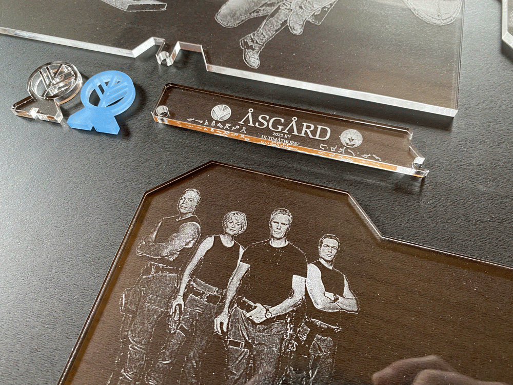 Fotogravur einer Vierergruppe auf Holz mit lasergraviertem Åsgård Acrylschild und lasergeschnittenen Kleinteilen