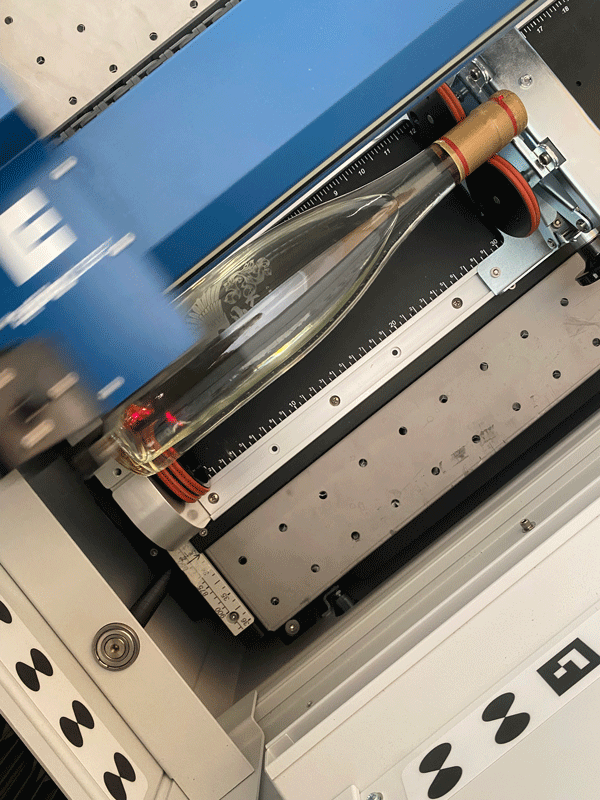 Glasflasche in der Rotationsgravur im Lasercutter von IRIX Design