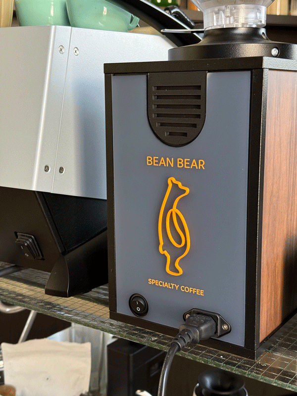 Kaffeemühle mit lasergeschnittener Bean Bear Front aus Acryl