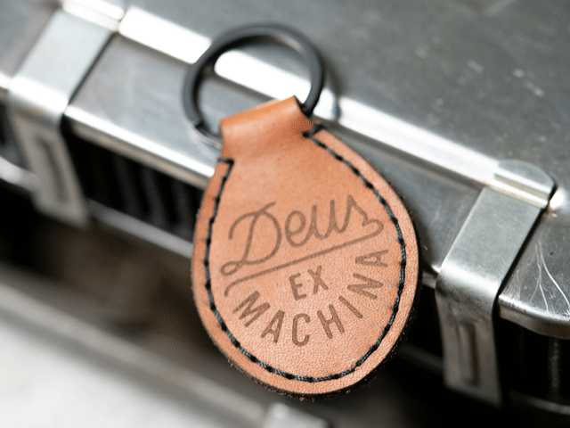 Schlüsselanhänger aus Leder mit Lasergravur des Deus Ex Machina Logos