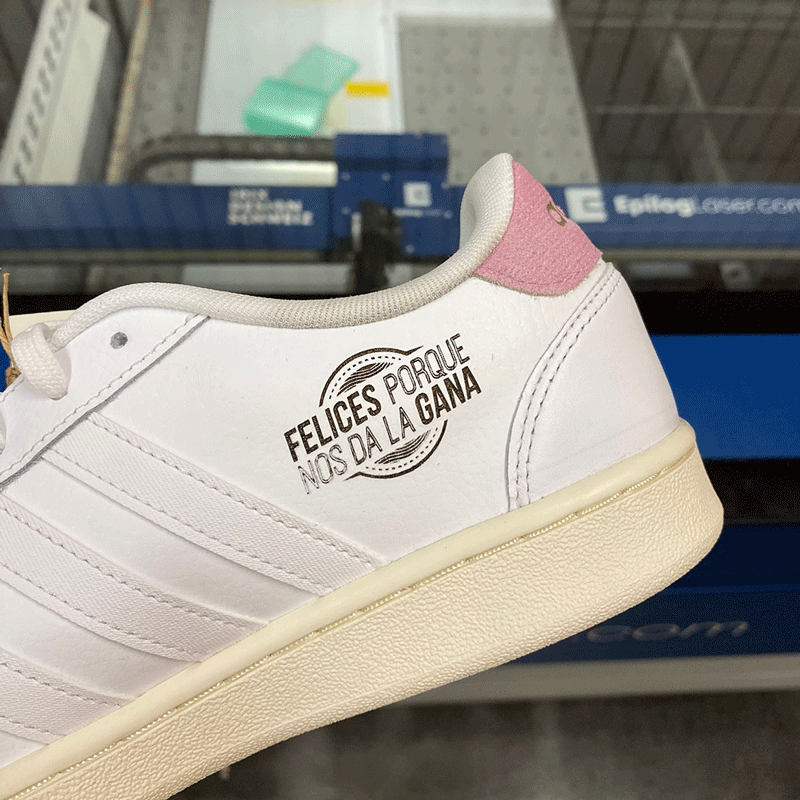Weisser Sneaker mit Lasergravur direkt auf dem Leder