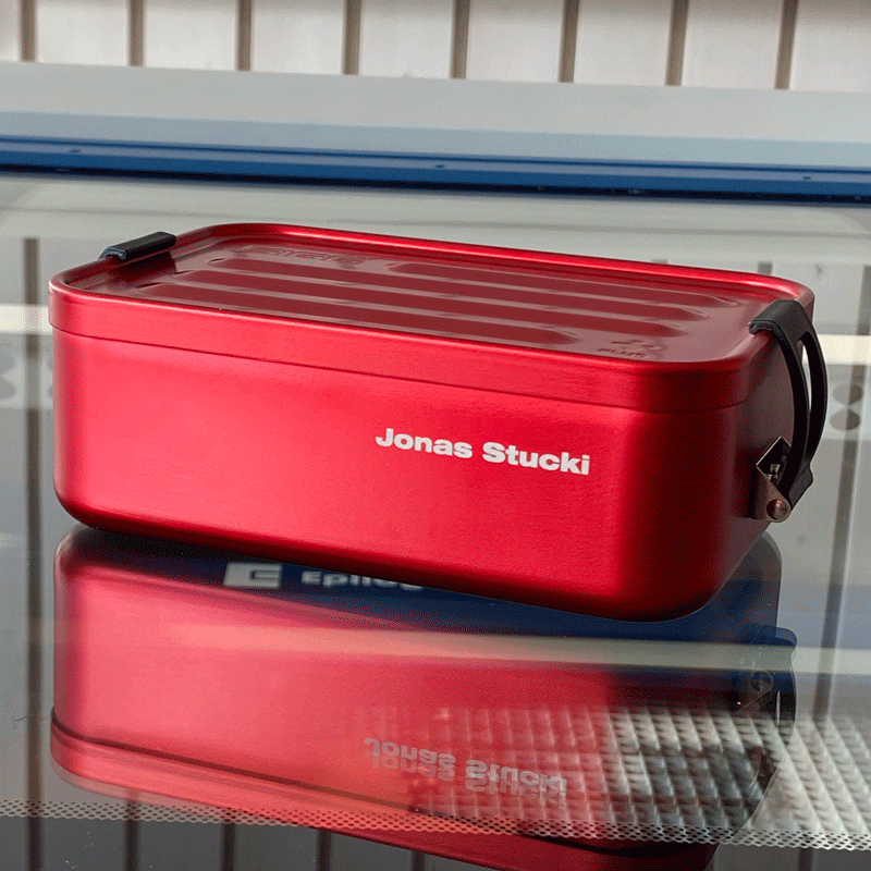 Lasergravierter Name auf roter Aluminium Lunchbox, Beispiel für Metallgravur