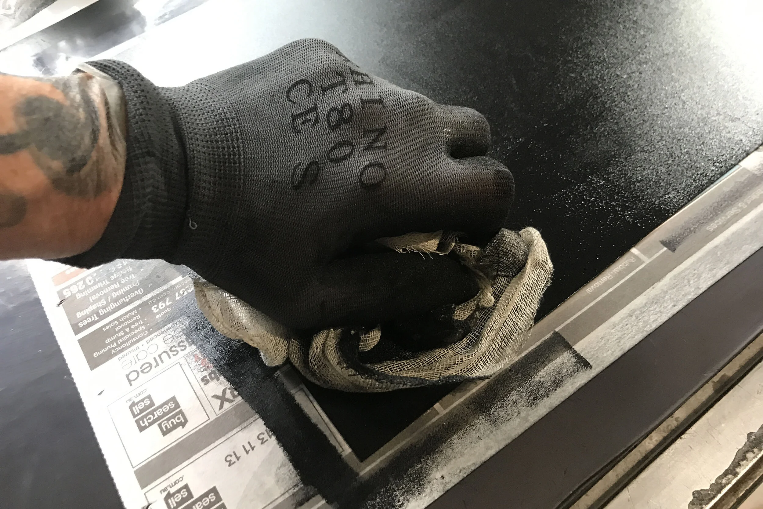 Pressing ink into photogravure plate
