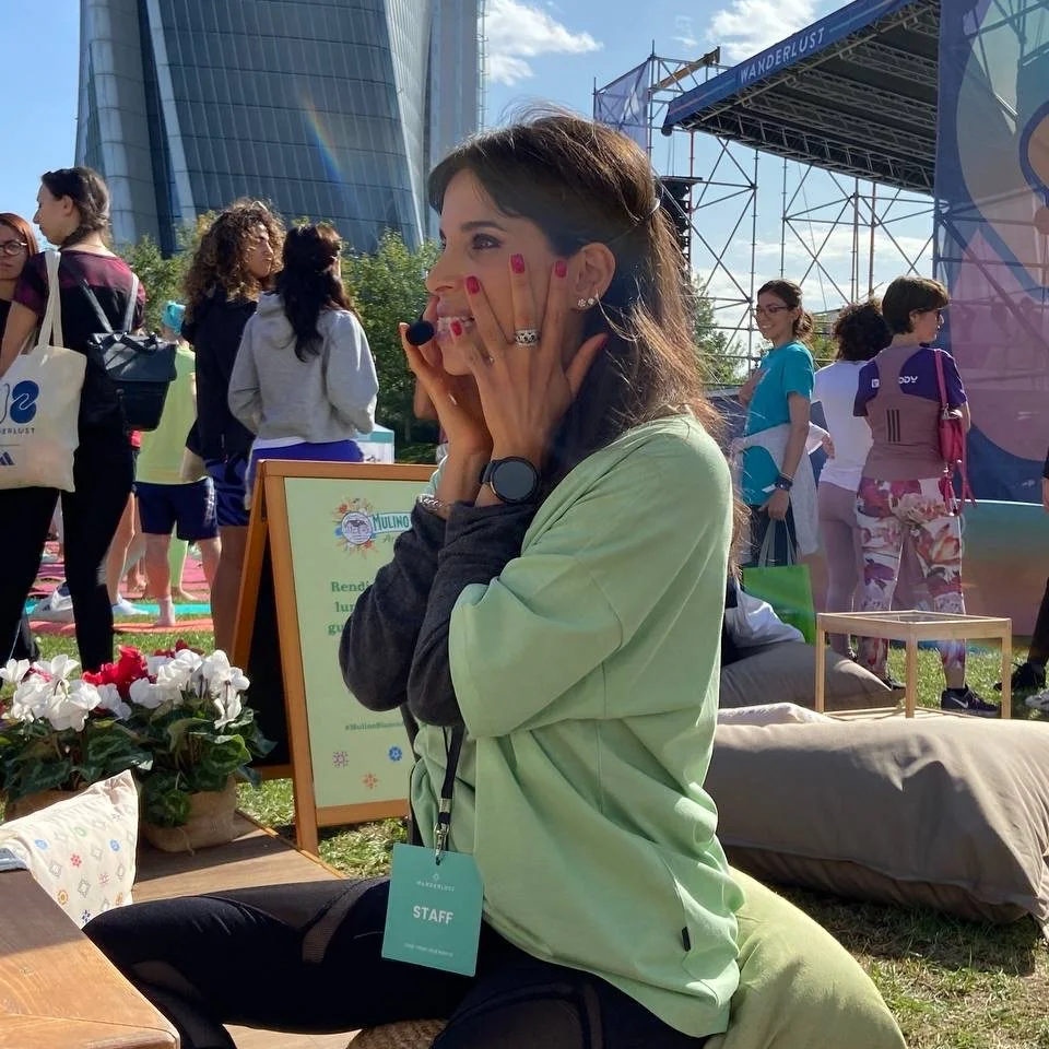 Vittoria Santoliquido leading a Face Yoga experience for Mulino Bianco at Wanderlust 108 Italy