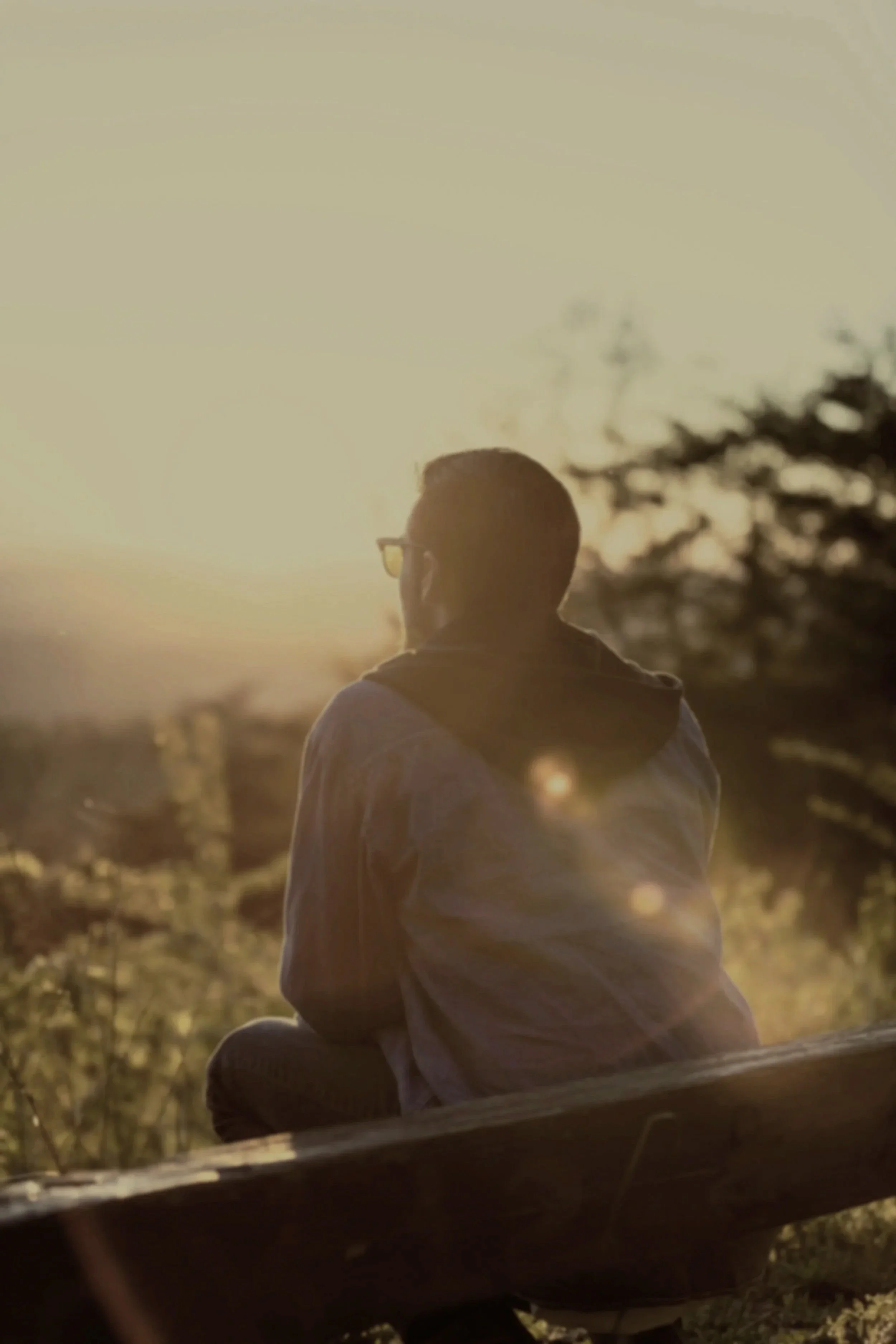 Burcu Bingöl, İzmir merkezli, travma bilgili duygusal regülasyon ve psikolojik dayanıklılık üzerine birebir çalışmalar yürütür.