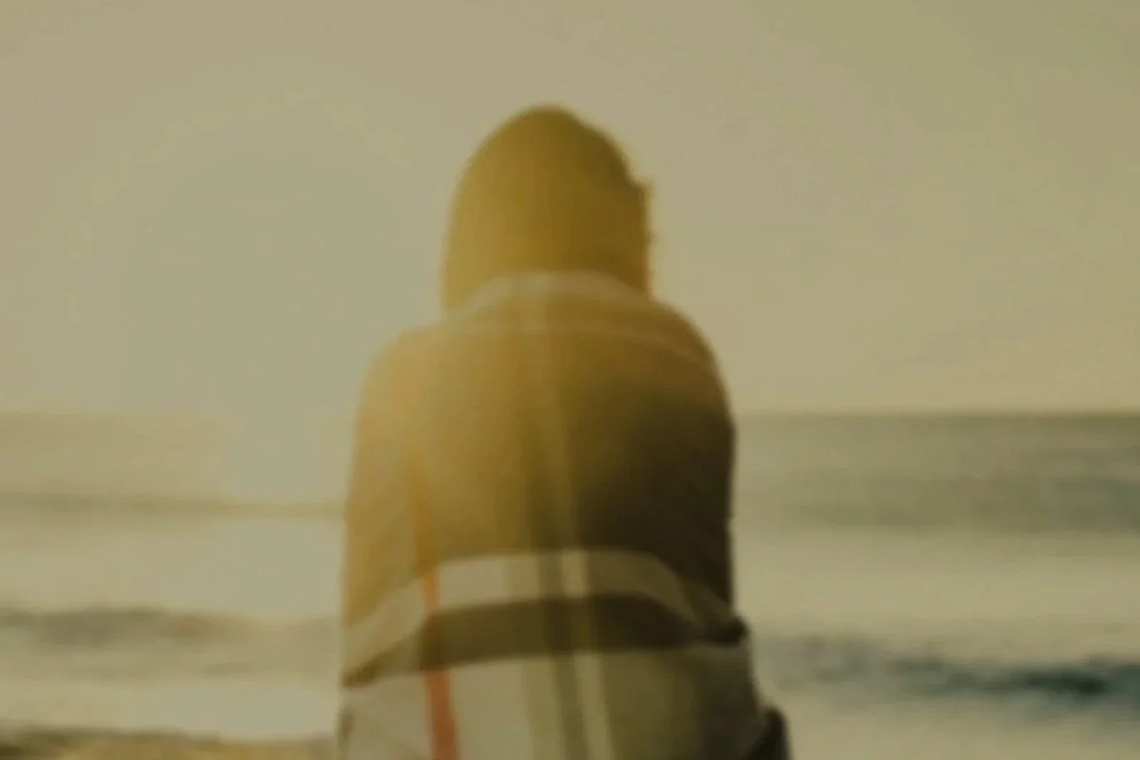 Burcu Bingöl, İzmir merkezli, travma bilgili duygusal regülasyon ve psikolojik dayanıklılık üzerine birebir çalışmalar yürütür.