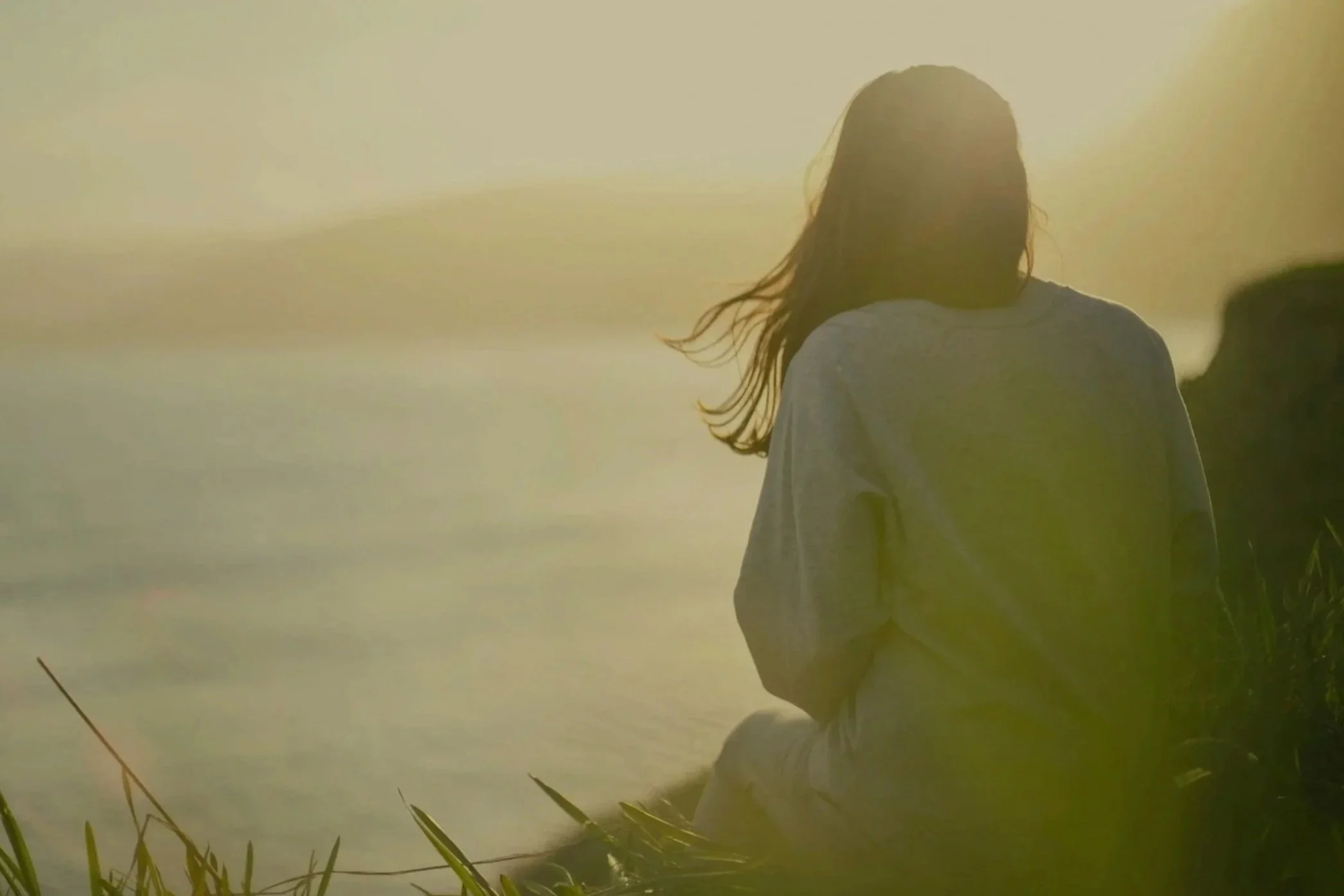 Burcu Bingöl, İzmir merkezli, travma bilgili duygusal regülasyon ve psikolojik dayanıklılık üzerine birebir çalışmalar yürütür.